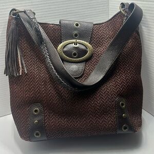 aesthetic, suitable for everyday use.
ADRIENNE VITTADINI TOTE SATCHEL -BROWN-